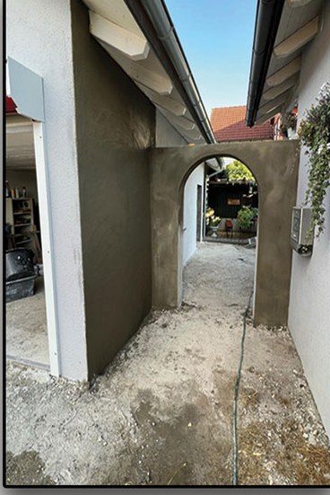 Handwerklich sauber geglättete Putzfläche an einer gerundeten Durchgangsöffnung
