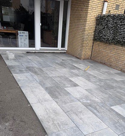 Geflieste Terrassenfläche am Haus