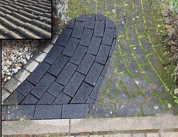 Pflasterfläche im Vorher-Nachher-Vergleich: porentief gereinigter Pflasterstein neben bemoostem Altbestand