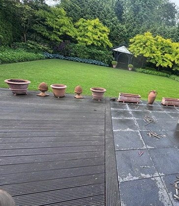Fertig gestalteter Garten mit sattem Rollrasen, Hecken und angrenzender Holzterrasse